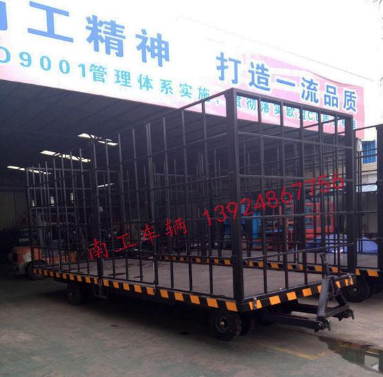 10吨2.5米高护栏型平板拖车