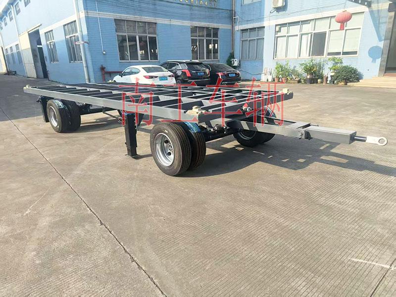 6吨骨架式平板拖车带集装箱角锁