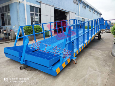 1768900228143187.jpg 12吨移动式登车桥 高护栏4I.jpg