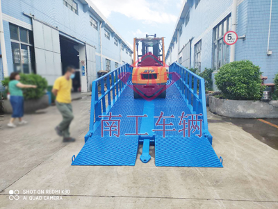 1768900238914353.jpg 12吨移动式登车桥 高护栏5I.jpg