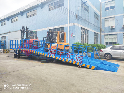 1768900253792959.jpg 12吨移动式登车桥 高护栏2I.jpg