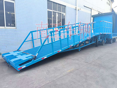 1775699328986878.jpg 10吨移动式登车桥电动 防爆款I.jpg