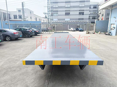1783048180330993.jpg 12吨平板拖车9米长拖车底盘3I.jpg