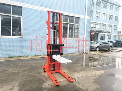 2吨升3米高半电动叉车2I.jpg